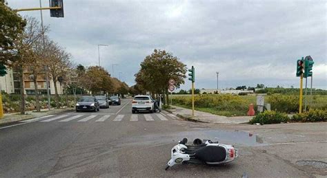 Incidente Tra Auto E Vespa A Lecce Ferito Un Ragazzo