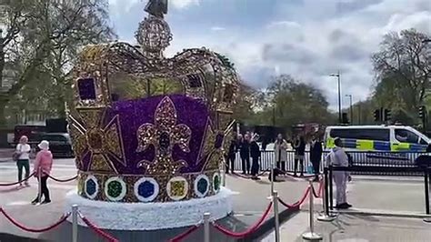 S Ditos E Turistas Se Aglomeram Em Frente Ao Pal Cio De Buckingham