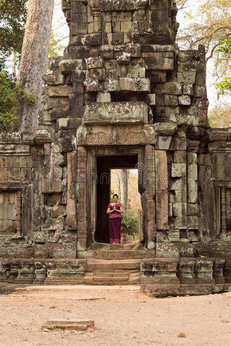 Alter Tempel S Ulen Unter Einem Gehweg In Angkor Thom Kambodscha