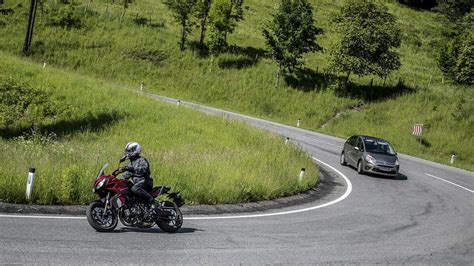 Bei Berholvorgang Motorradfahrer Krachte In Trieben Gegen Felswand