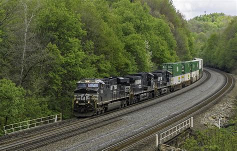 Ns 7632 Leading A Westbound Stack Train At Cassandra Pa The Nerail