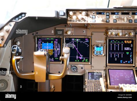 Boeing 747 cockpit hi-res stock photography and images - Alamy