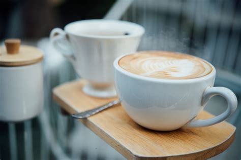 Hot Latte Art Dans Une Tasse à Café Sur Une Table En Bois Dans Un Café