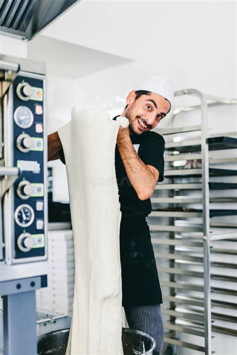 Cozinheiro Italiano Pizzaiolo Preparando Massa De Pizza Na Cozinha De