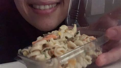 ASMR COMENDO SALADA DE MACARRÃO SONS DE MASTIGAÇÃO AMBER ASMR YouTube