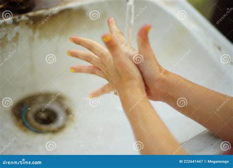 Petite Fille Se Lave Les Mains Dans Un Lavabo Sale Image Stock Image