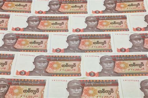 Billete De Kyats De Myanmar Dinero Y Moneda De Kyat En Myanmar Foto