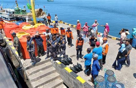 Gunakan Kapal Angkatan Laut Bpbd Kirim Ribu Liter Air Bersih Ke