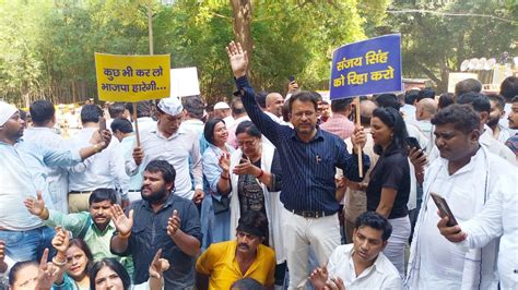 AAP Cadre Stages Sit In Protest Over Misuse Of Agencies As Sanjay