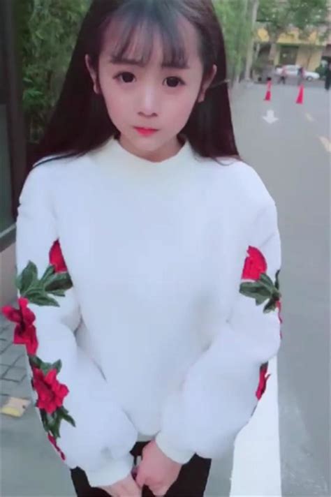 11歲可愛小女生不好好上學，卻學大人當網紅，天天化妝美顏自拍 壹讀