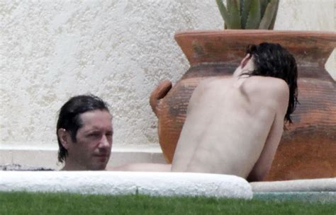 Milla Jovovich Topless But Hiding Her Boobs In Cabo San Lucas Porn Pictures Xxx Photos Sex