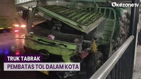 Diduga Akibat Jalan Licin Truk Angkut Semen Tabrak Pembatas Tol Dalam