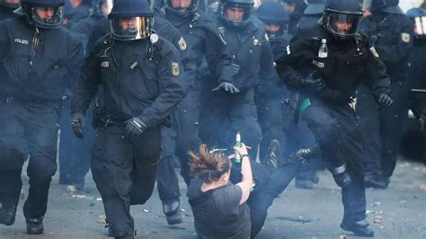 Krawalle Bei Mai Demos Flaschen Und Steine Gegen Polizei