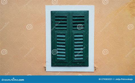 La Vieja Ventana Con Persianas Verdes Cerradas En Una Casa Antigua