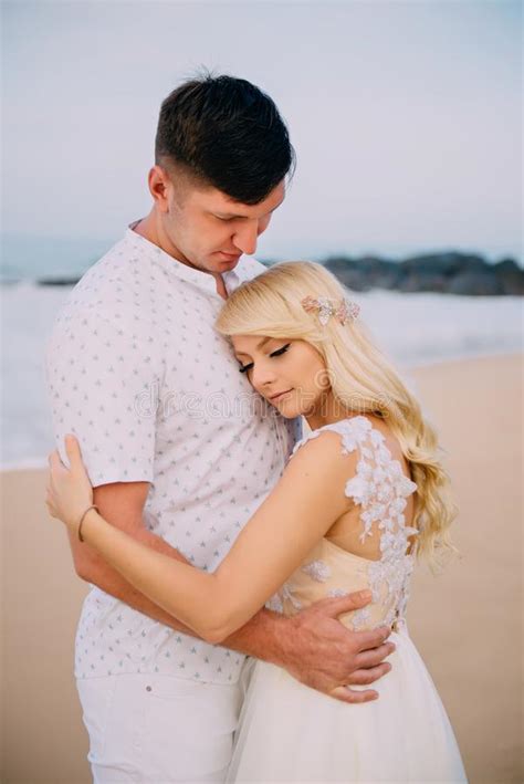 Recienes Casados Que Se Colocan Y Que Abrazan En La Playa Tropical Foto