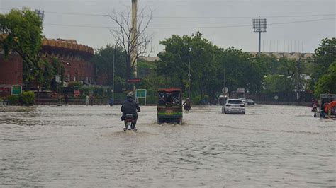 Roznama Dunya لاہور کے مختلف علاقوں میں طوفانی بارش، نشیبی علاقے زیر