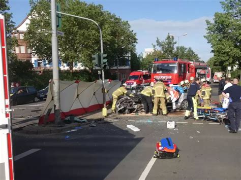 J Hrige Muss Nach Unfall Von Der Feuerwehr Aus Dem Auto Befreit