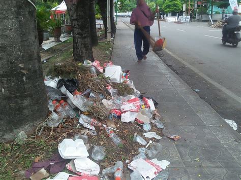 Sampah Sisa Balapan Menumpuk Di Sepanjang Lintasan