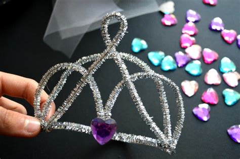 DIY Pipe Cleaner Tiara - Easy To Make Craft For Kids