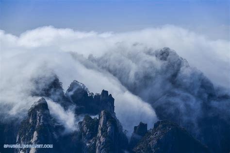 Anhui Vista de las nubes desplazándose a la deriva sobre Area Escénica