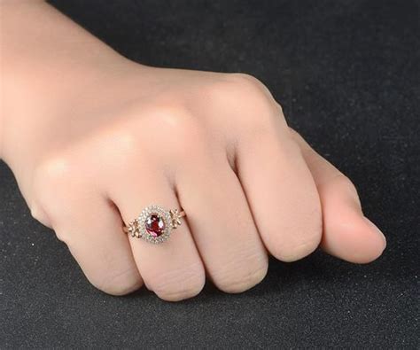 Oval Geformte Roter Turmalin Rubellit Halo Ebnen Diamond Engagement