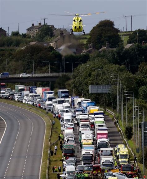 Live M62 Closed Following Serious Collision Manchester Evening News