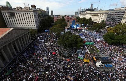 Multid O Sai S Ruas Na Argentina Para Apoiar Greve De Professores