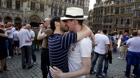 Fotos Escolha a melhor foto de beijo gay pelo mundo 04 06 2012 UOL Notícias