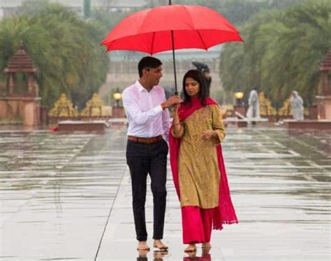 Rishi Sunak, wife Akshata make a morning visit to Akshardham temple ...