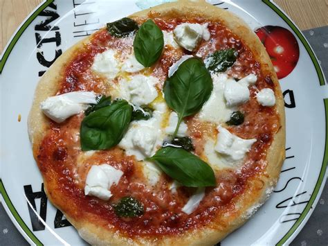 Homemade Pizza Margherita Con Mozzarella Di Bufala R Food