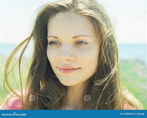 Mujeres Jovenes En La Naturaleza Foto De Archivo Imagen De Feliz Afuera 41869016