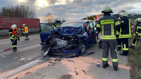 Unfall auf A7 Fünfköpfige Familie verletzt sich schwer Polizei