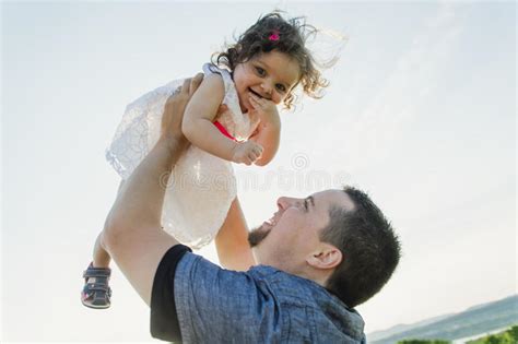 Padre Alegre Feliz Con La Hija Imagen De Archivo Imagen De Feliz