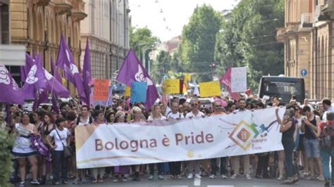 Bologna Pride Il Corteo Si Allarga Dai Diritti Lgbt Ai Temi Della Casa