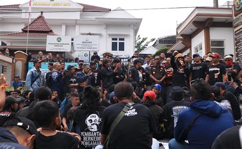 Ribuan Aremania Ngeluruk Kejari Batu Tuntut Keadilan Tragedi