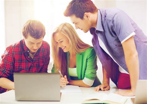 Educaci N E Internet Estudiantes Sonrientes Escribiendo Una Prueba O