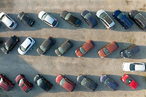 Vista aérea de muchos autos coloridos estacionados en el ...