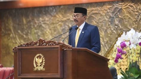 Anggota DPR RI Agung Widyantoro Saat Membacakan Pandangan Umum Fraksi