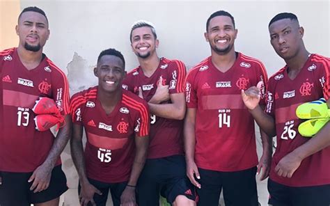 Jogadores Do Sub Do Flamengo Posam Para Foto Em Retorno Aos