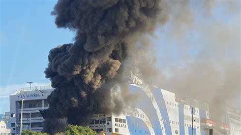 Palermo Ancora Inferno Dentro Il Traghetto Il Video Delle Fiamme