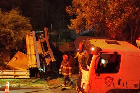 Caminhão Com Grande Gerador De Energia Perde Freio E Invade Casa Em