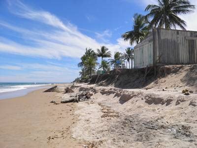 MARAÚ MAR INVADE ORLA DE SAQUAÍRA E RESSACA DESTRÓI CABANAS VEJA