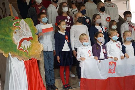 Śpiewamy hymn Polski SzkołaDoHymnu Szkoła Polska przy Ambasadzie RP