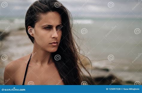 Mujer Con El Viento En Su Pelo Que Se Coloca En La Playa Foto De