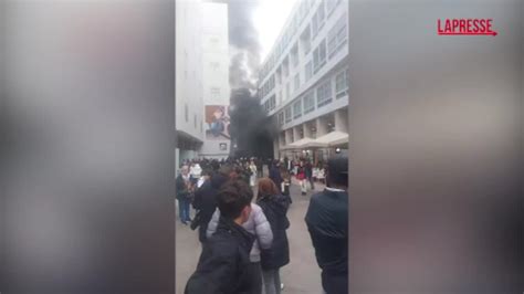 Incendio A Milano In Corso Vittorio Emanuele Fumo Nero Vicino Al Duomo