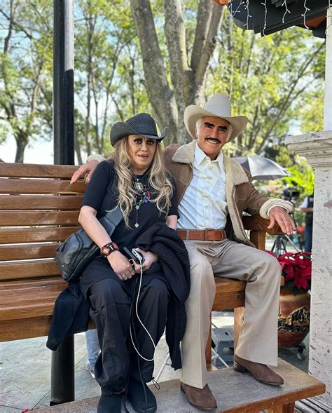 La Chicuela Se Toma Foto Con La Estatua De Vicente Fern Ndez Se Ve