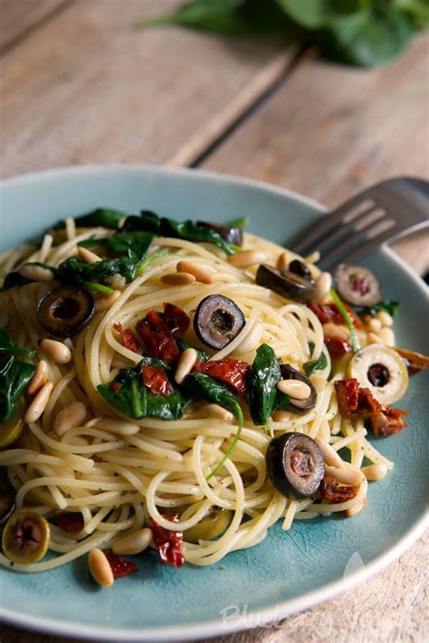 Würzige Spaghetti mit Oliven Spinat und getrockneten Tomaten