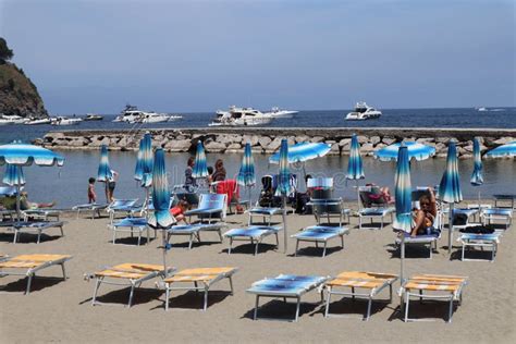 Lacco Ameno Turisti Al Lido Del Lungomare Editorial Photography