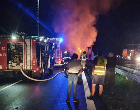 Wypadek Na A Autostrada Zablokowana Po Zderzeniu Ci Ar Wek Jest