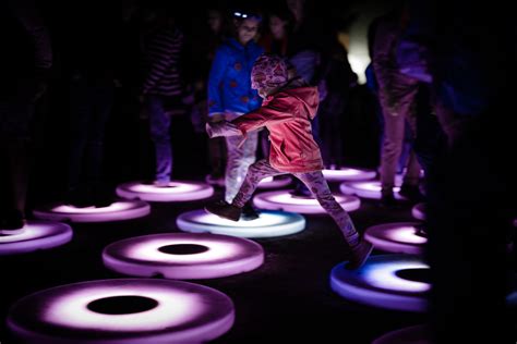 Galeria De Mulheres Artistas Exploram A Interseção Entre Luz Espaço